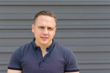 Kameraya bakan şüpheci genç adam