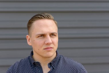 Düşünceli stresli genç adam kenara bakıyor