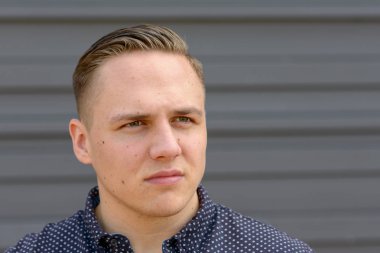 Düşünceli stresli genç adam kenara bakıyor