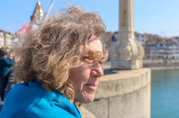 Mujer parada en un puente histórico sobre un río — Foto de Stock