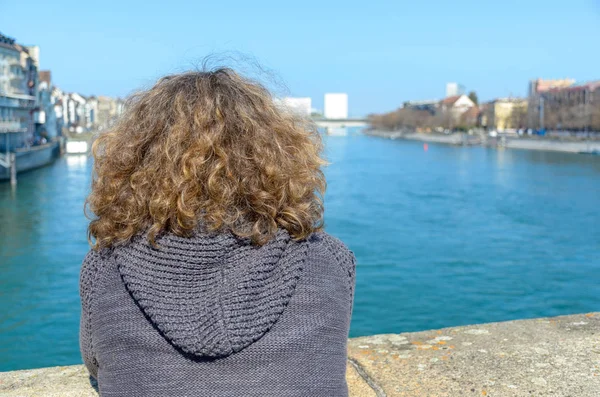 Mujer de pie disfrutando de una vista al río — Foto de Stock