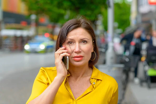 Mujer preocupada escuchando una llamada de teléfono móvil — Foto de Stock