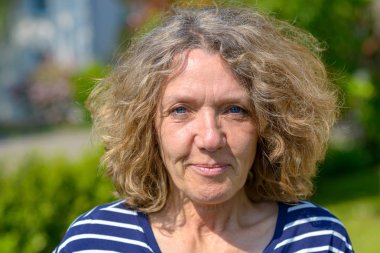 Bir bahçede çekici orta yaşlı kadın