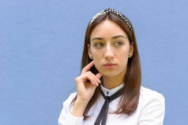 Düşünceli genç kadın kenara bakıyor