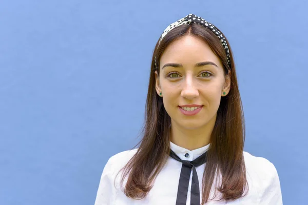 Mujer joven feliz con una sonrisa tranquila — Foto de Stock