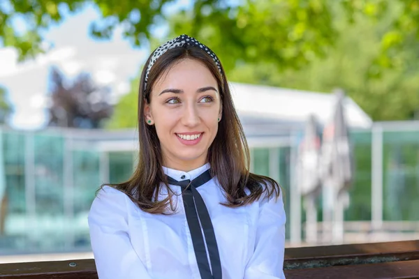 Mujer joven reflexiva mirando al aire libre — Foto de Stock