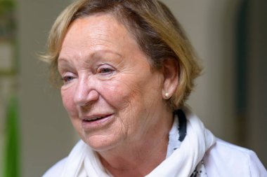 Sarı saçlı kıdemli çekici kadın