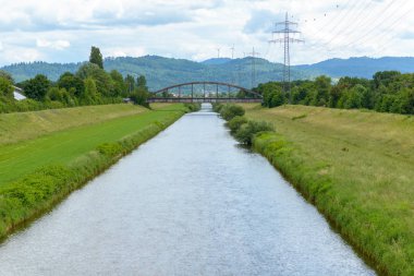 Yeşil kırsalda huzurlu kanal veya nehir