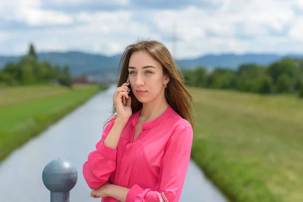 Sonriente mujer atractiva hablando en un móvil — Foto de Stock