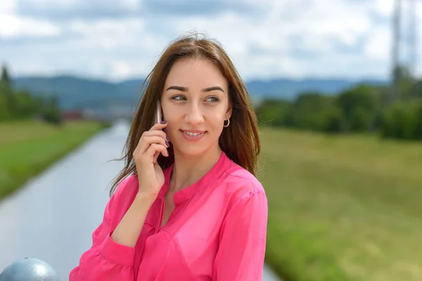 Sonriente mujer atractiva hablando en un móvil — Foto de Stock