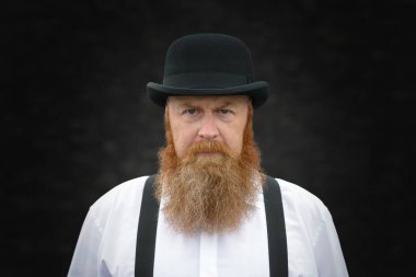 Kıç sakallı adam kameraya dikkatle bakıyor