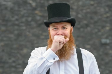 Elinin arkasında kıkırdayan eğlenen adam