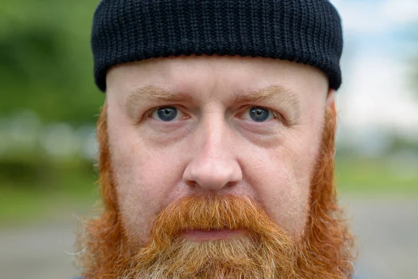 Kızıl saçlı bir adamın kırpılmış portresini kapatın — Stok fotoğraf