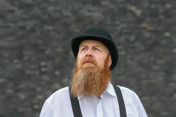 Doordachte man in Bowler Hat op zoek naar Kopieer ruimte — Stockfoto