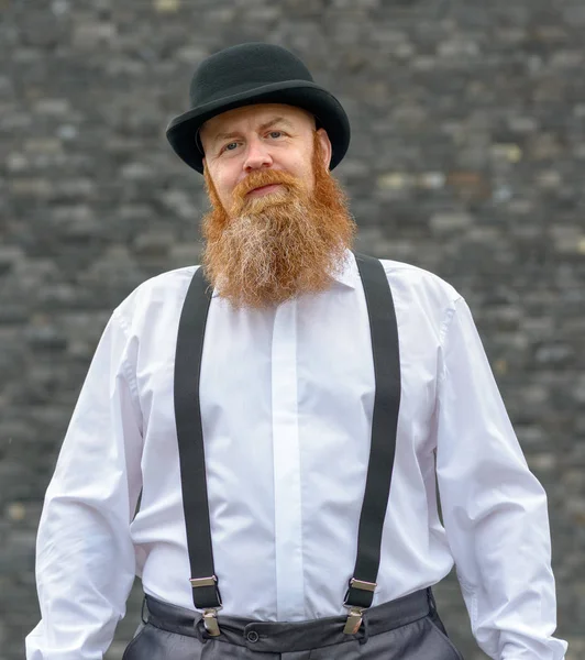 Bir bowling şapkalı genial mutlu sakallı adam — Stok fotoğraf
