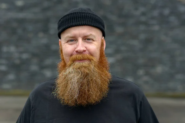 Lycklig gemytlig skäggiga Redhead man — Stockfoto