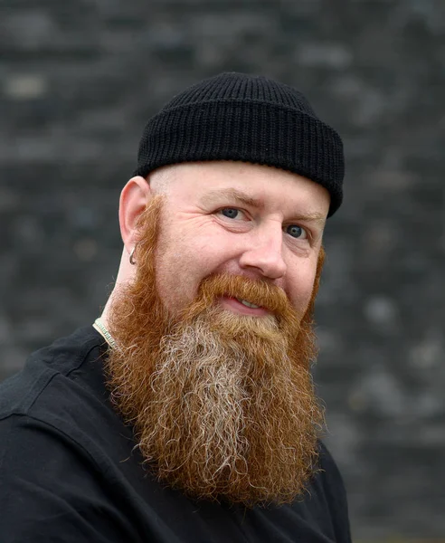 Szczęśliwy rudowłosy człowiek z krzaczaste brodę — Zdjęcie stockowe