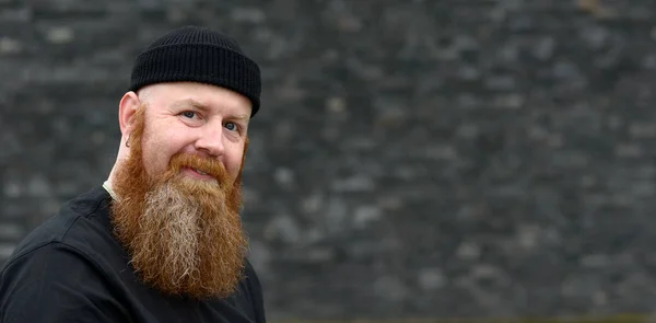 Homem ruivo feliz com barba espessa — Fotografia de Stock