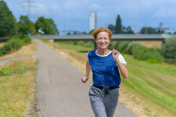 Fit atletisk medelålders kvinna ut jogging — Stockfoto