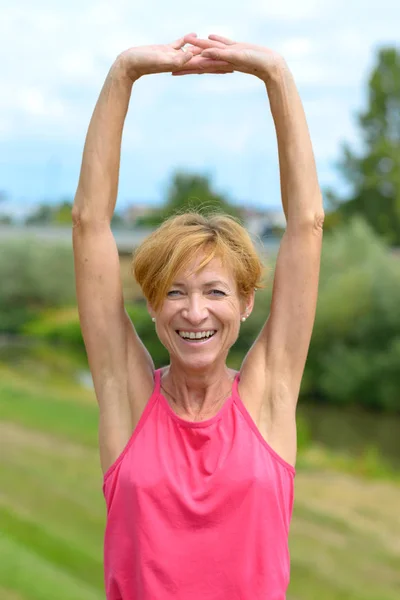 Feliz mujer vivaz estirando los brazos — Foto de Stock