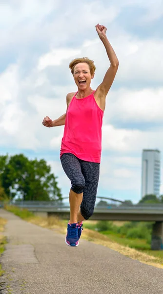 Mujer enérgica motivada exuberante de mediana edad — Foto de Stock