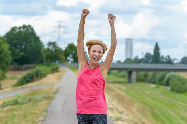 Sprudlande livlig kvinna firar utomhus — Stockfoto