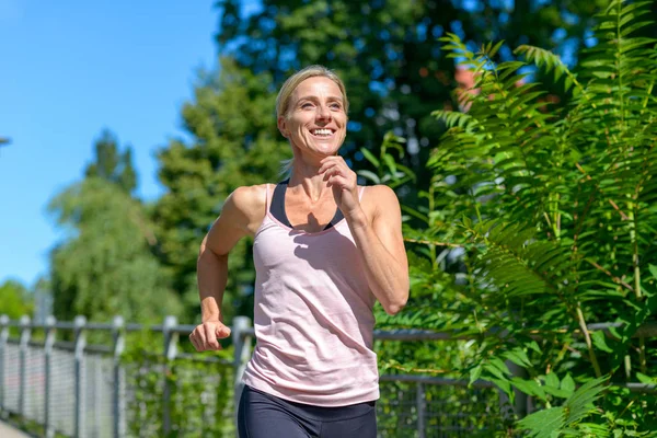 Feliz mujer sana corriendo al aire libre — Foto de Stock