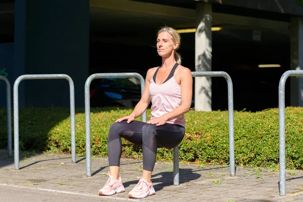 Ajuste musculosa mujer haciendo ejercicio en bares — Foto de Stock