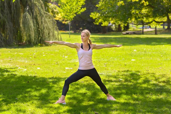 Fitte gesunde Frau praktiziert Yoga im Freien — Stockfoto