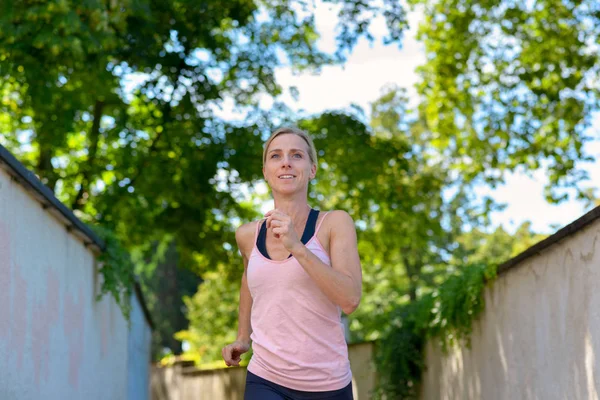 Atractiva mujer sana en forma corriendo en verano — Foto de Stock