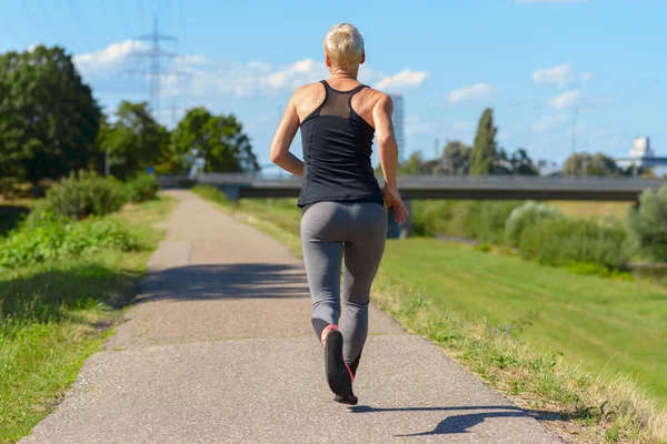 Dopasuj zdrową kobietę ciesząc się jog w letni dzień — Zdjęcie stockowe