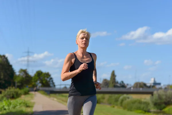 Mujer corriendo al aire libre en verano sol — Foto de Stock