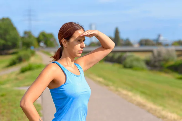 Atractiva mujer bronceada de pie mirando — Foto de Stock