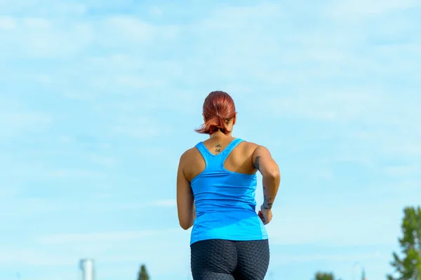 Fit mujer sana disfrutando de un trote en un día de verano — Foto de Stock