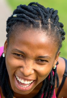Sportif genç Afrikalı kadın kameraya gülüyor