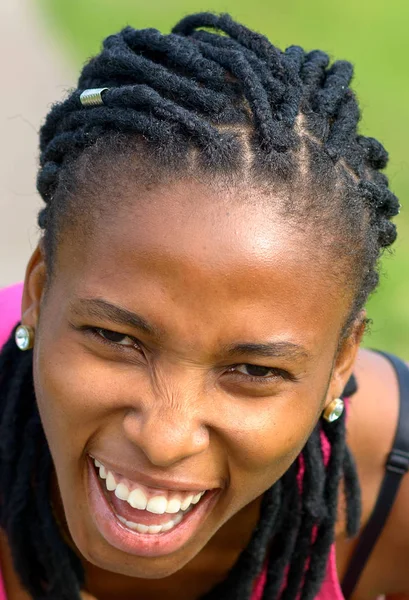 SPORTOVKA mladá Afričanka se směje do kamery — Stock fotografie