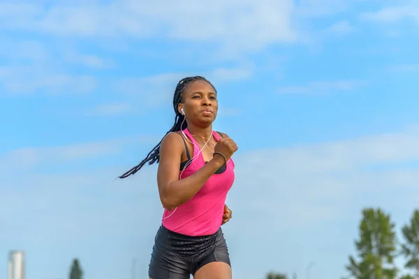 Ajuste determinado joven africano mujer corriendo — Foto de Stock