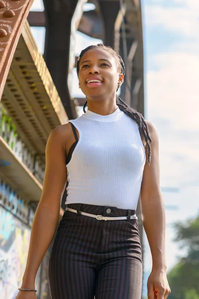 Kendine güvenen neşeli genç Afrikalı kadın