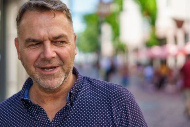 Orta yaşlı bir adam sohbet