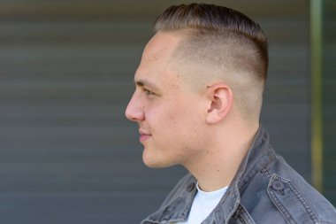 Çekici, düşünceli bir adamın portresi.