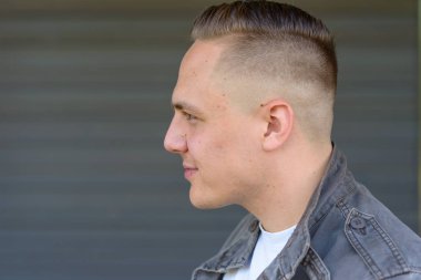 Çekici, düşünceli bir adamın portresi.