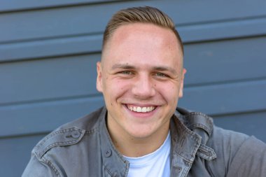 Neşeli karizmatik genç adam.