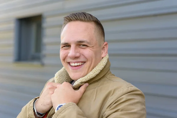 Jovem feliz com um sorriso carismático — Fotografia de Stock