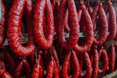 Sosis. Sosis üretim hattı. Üstünde belgili tanımlık sayaç keşhanede eşek muhabbeti kol için sosis. Sosis endüstriyel üretimi.