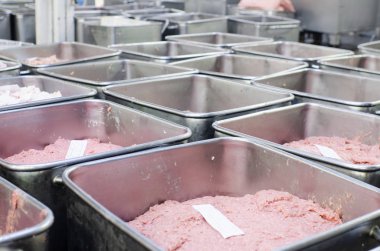 Kıyma makinesi. Sosis üretim hattı. Sosis üretim süreci. Endüstriyel üretim sosis. Et dükkanı. Kıyma.