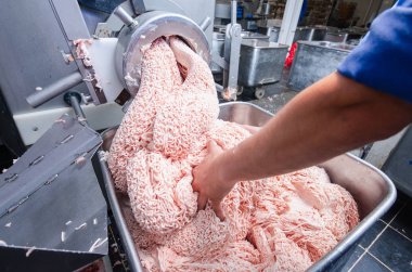 Kıyma makinesi. Sosis üretim hattı. Sosis üretim süreci. Endüstriyel üretim sosis. Et dükkanı. Kıyma.