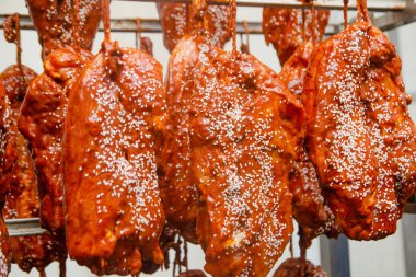 Domuz eti. Füme lezzetleri üretim hattı. Sosis ürünleri sanayi imalatı. Smokehouse et ürünleri.