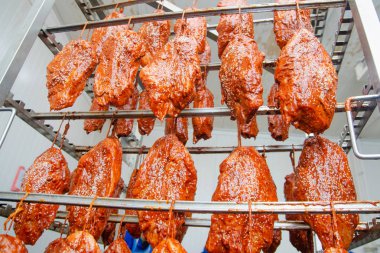 Domuz eti. Füme lezzetleri üretim hattı. Sosis ürünleri sanayi imalatı. Smokehouse et ürünleri.