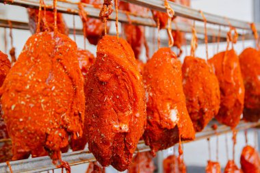 Domuz eti. Füme lezzetleri üretim hattı. Sosis ürünleri sanayi imalatı. Smokehouse et ürünleri.