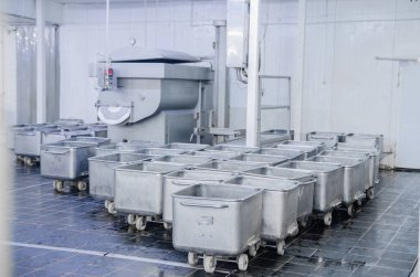 Bir arabası nakliye için et. Et paketleme fabrikası çelik kapasitesi. Ekipman fabrika üretimi için sosis. Arka plan.